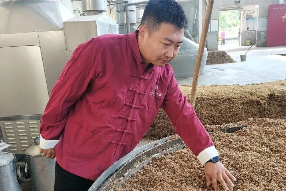 筑梦现代化 共绘新图景·劳动者之歌 |2024年“承德大工匠”承德乾隆醉酒业有限责任公司 范希强:用匠心酿好酒 以坚守守初心